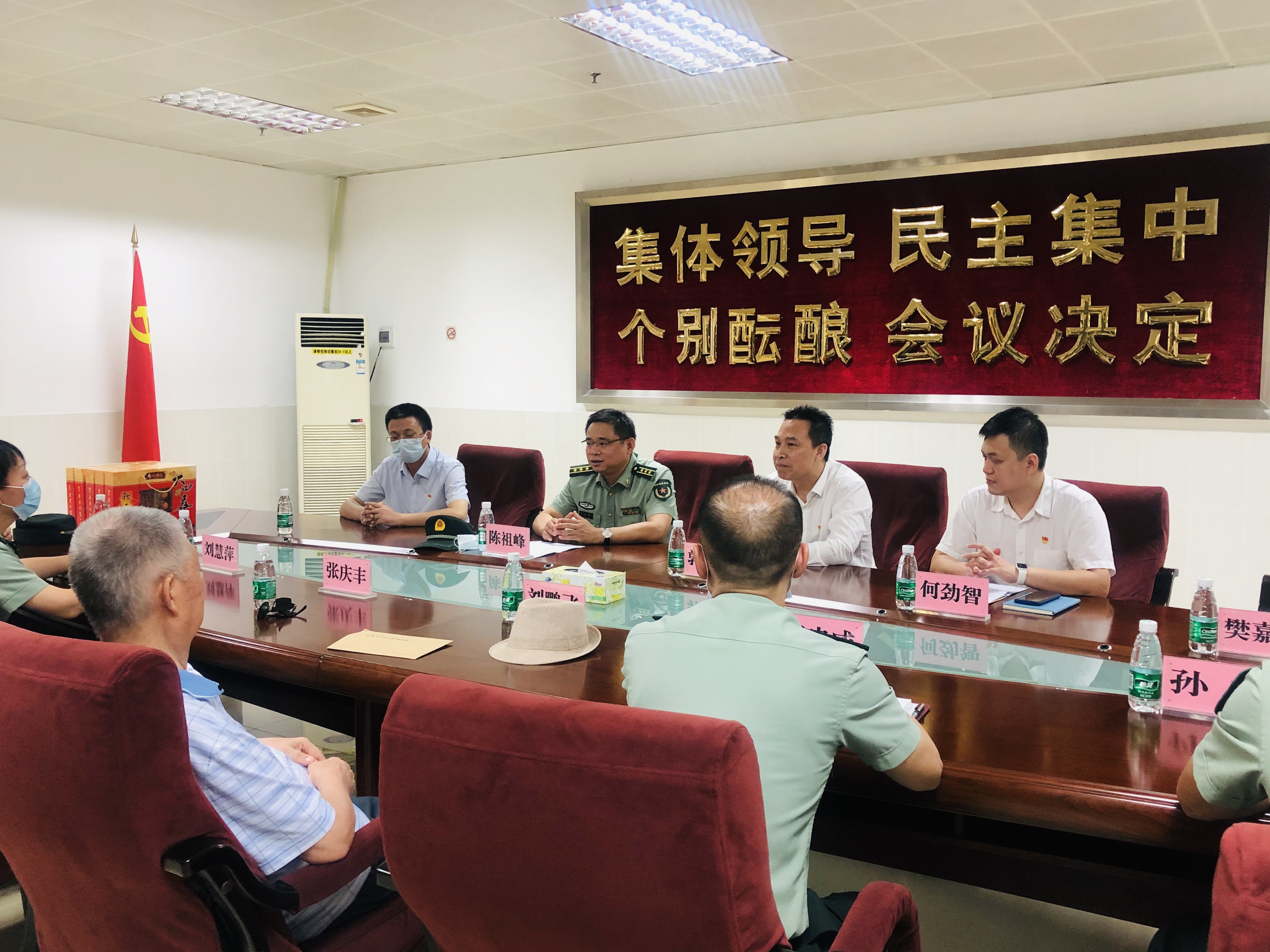 慰问活动中,广州市警备区政治工作处主任陈祖峰同志赞扬离退休军人