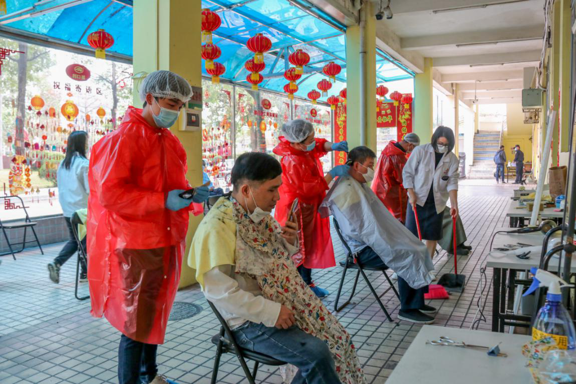 决战疫情丨利口福党工团“理发师”开展暖心志愿服务